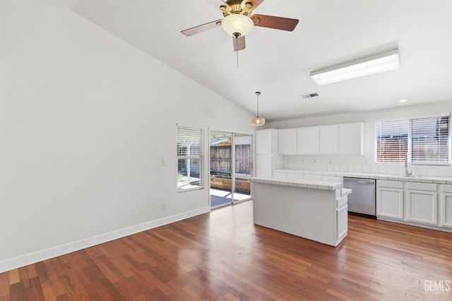 8319 Hemlock Court, Bakersfield, CA 93311