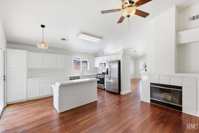 8319 Hemlock Court, Bakersfield, CA 93311