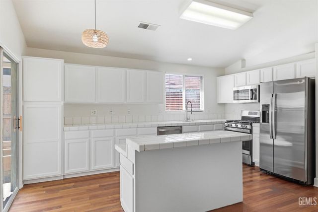 8319 Hemlock Court, Bakersfield, CA 93311