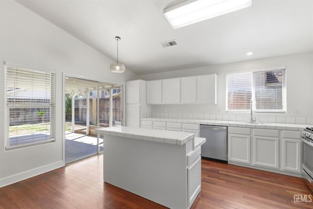 8319 Hemlock Court, Bakersfield, CA 93311