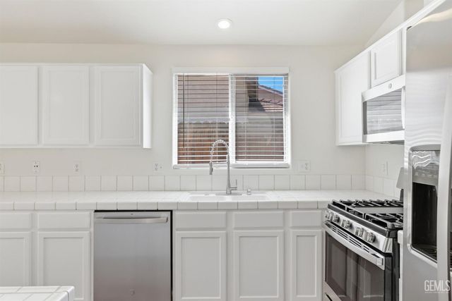 8319 Hemlock Court, Bakersfield, CA 93311