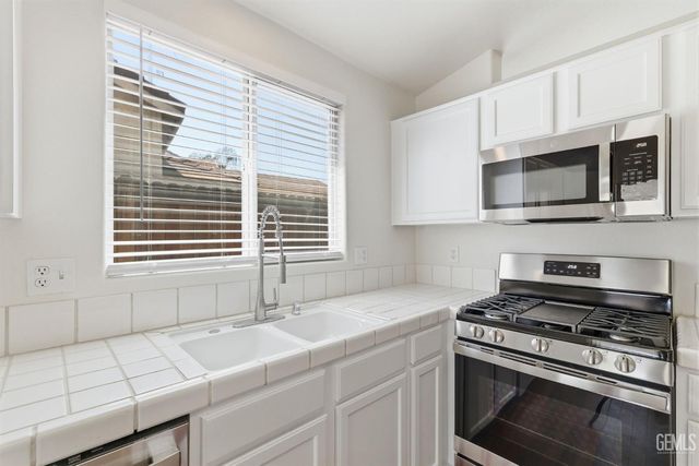 8319 Hemlock Court, Bakersfield, CA 93311