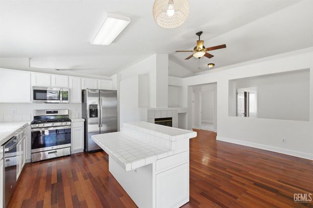 8319 Hemlock Court, Bakersfield, CA 93311
