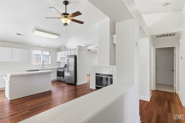 8319 Hemlock Court, Bakersfield, CA 93311