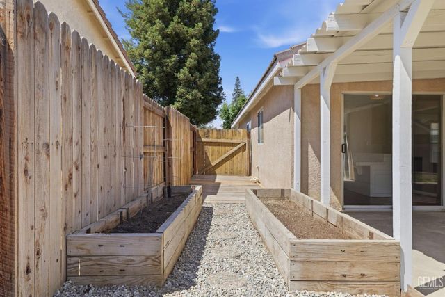 8319 Hemlock Court, Bakersfield, CA 93311