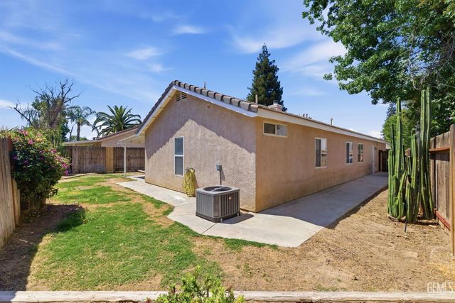 8319 Hemlock Court, Bakersfield, CA 93311