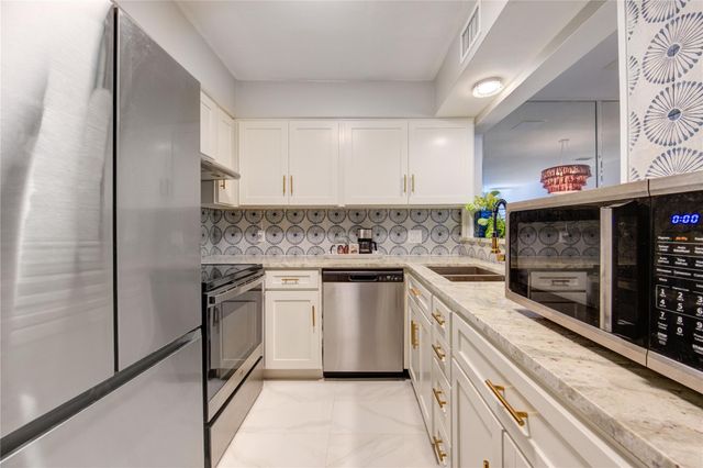 939 Wax Myrtle Lane, Houston, TX 77079