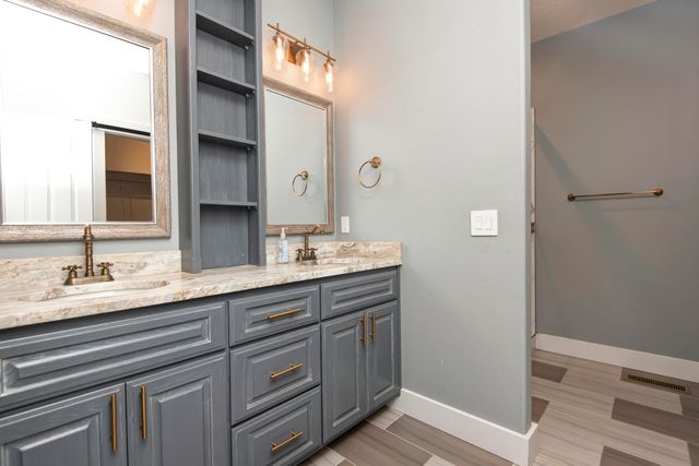 5662 E Gatehouse Drive, Strafford, MO 65757