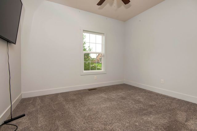 5662 E Gatehouse Drive, Strafford, MO 65757