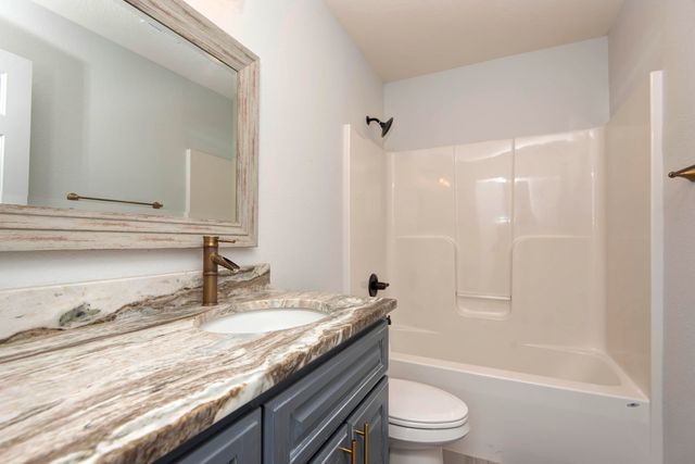 5662 E Gatehouse Drive, Strafford, MO 65757