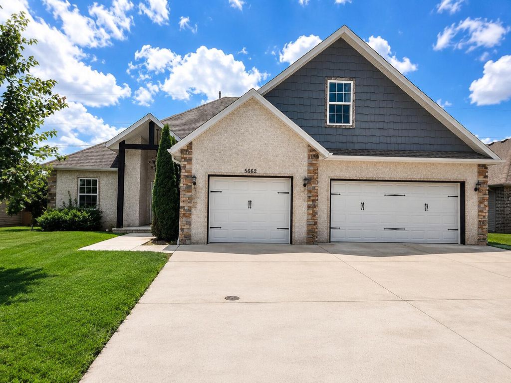 5662 E Gatehouse Drive, Strafford, MO 65757