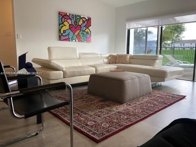 534 NE 195th St, Miami, FL 33179