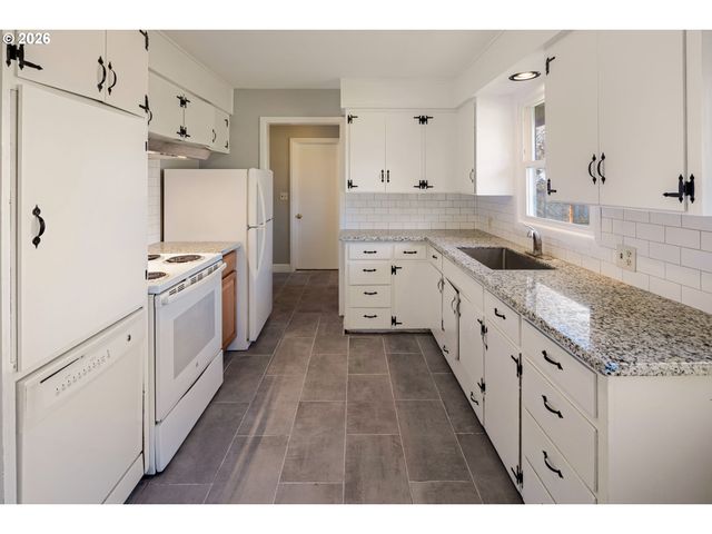 3735 HARLOW Rd, Eugene, OR 97401