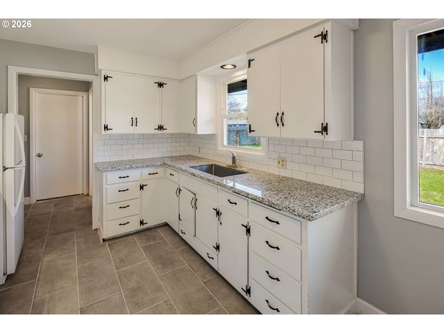 3735 HARLOW Rd, Eugene, OR 97401