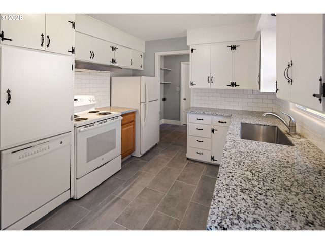 3735 HARLOW Rd, Eugene, OR 97401