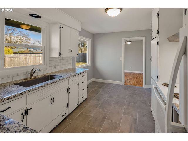 3735 HARLOW Rd, Eugene, OR 97401