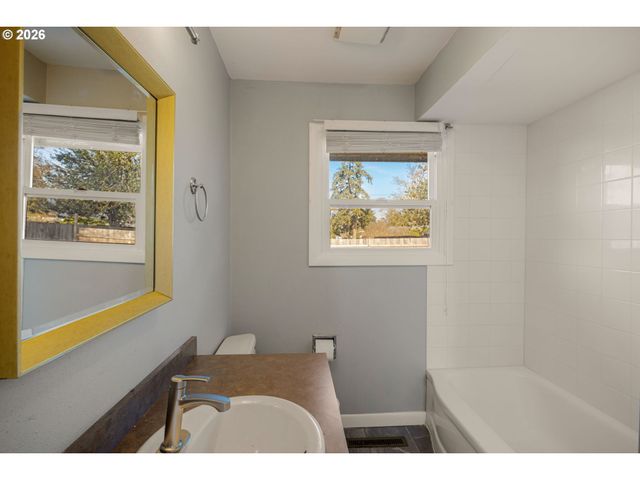 3735 HARLOW Rd, Eugene, OR 97401