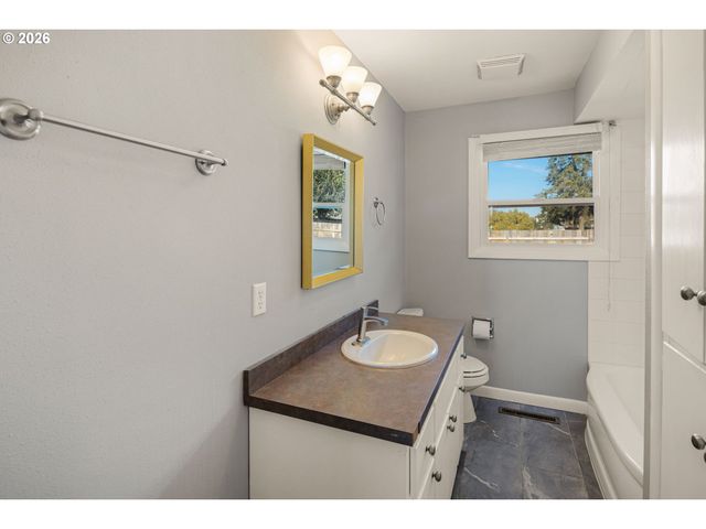 3735 HARLOW Rd, Eugene, OR 97401