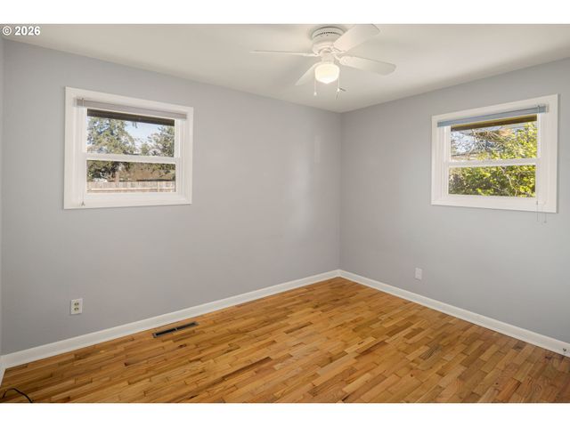 3735 HARLOW Rd, Eugene, OR 97401