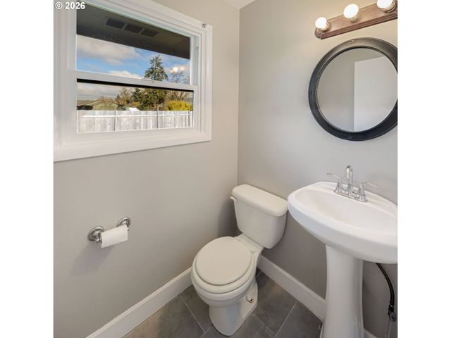 3735 HARLOW Rd, Eugene, OR 97401