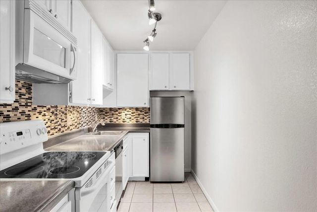 2812 N Auburn Court 206, Palm Springs, CA 92262