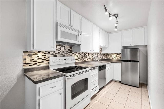 2812 N Auburn Court 206, Palm Springs, CA 92262