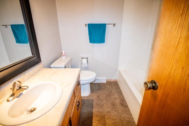 2122 Bicentennial Drive, Cedar Falls, IA 50613