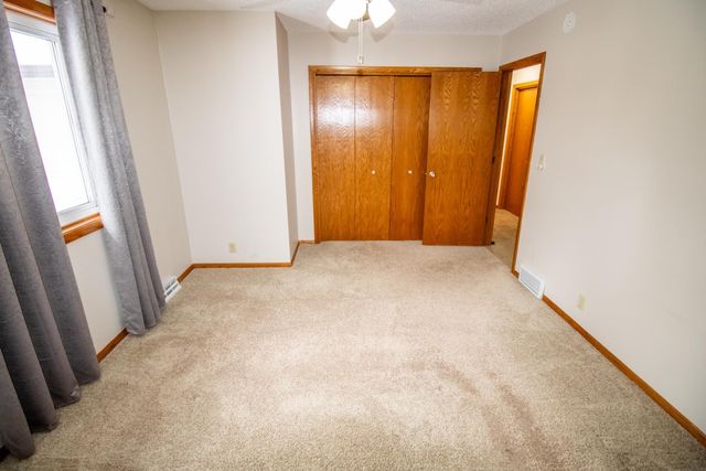 2122 Bicentennial Drive, Cedar Falls, IA 50613