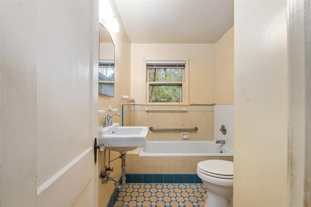 1930 NW 8TH AVENUE, Gainesville, FL 32603