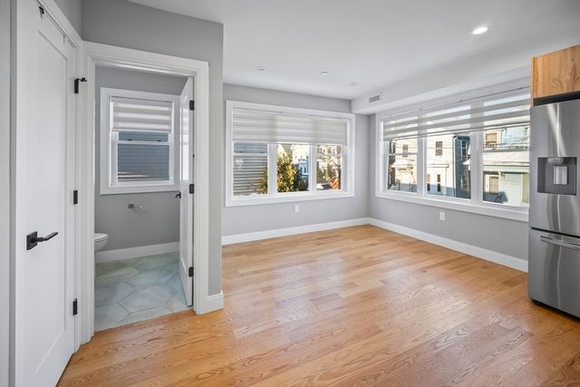 86 Blossom St 1, Chelsea, MA 02150