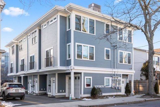 86 Blossom St 1, Chelsea, MA 02150