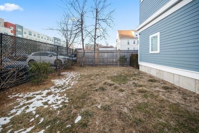 86 Blossom St 1, Chelsea, MA 02150