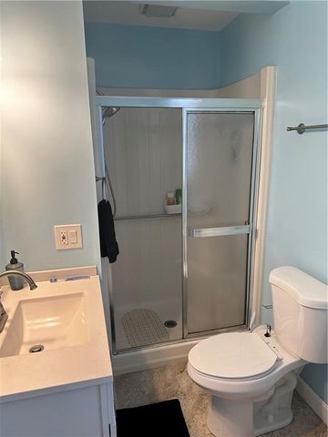 17 Crescent Road, Middletown, RI 02842