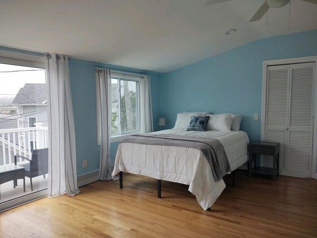 17 Crescent Road, Middletown, RI 02842