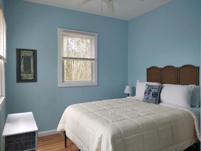 17 Crescent Road, Middletown, RI 02842