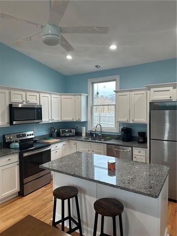 17 Crescent Road, Middletown, RI 02842