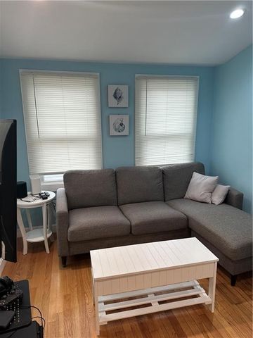17 Crescent Road, Middletown, RI 02842