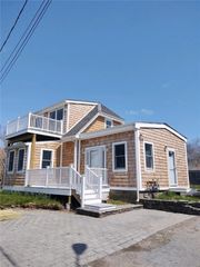 17 Crescent Road, Middletown, RI 02842