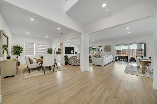 1056 ELITE St, Roseville, CA 95747