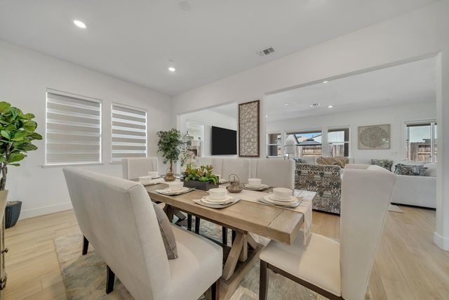 1056 ELITE St, Roseville, CA 95747