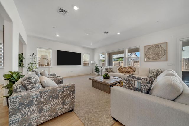 1056 ELITE St, Roseville, CA 95747