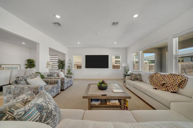 1056 ELITE St, Roseville, CA 95747