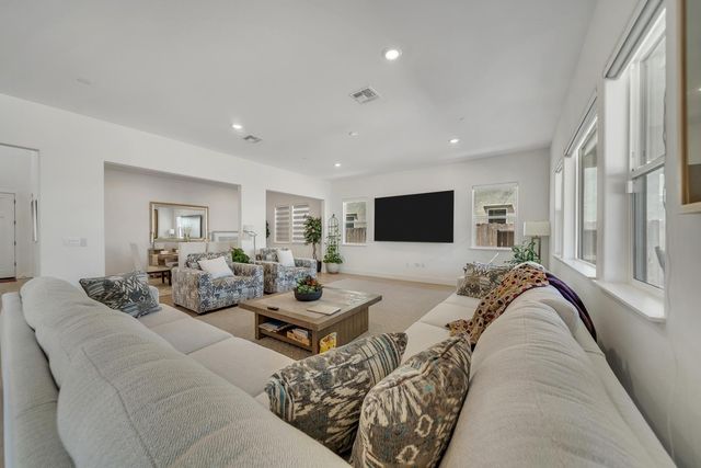 1056 ELITE St, Roseville, CA 95747