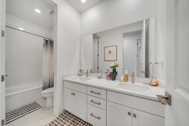 1056 ELITE St, Roseville, CA 95747