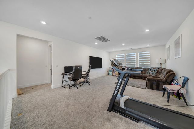 1056 ELITE St, Roseville, CA 95747