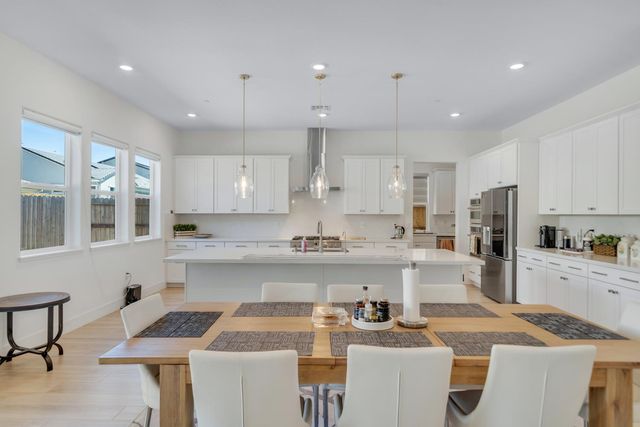 1056 ELITE St, Roseville, CA 95747