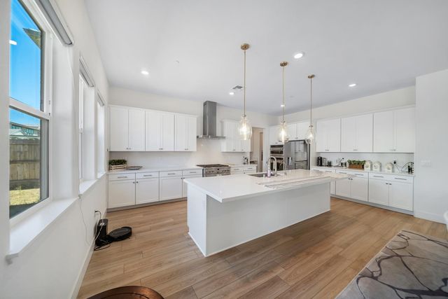 1056 ELITE St, Roseville, CA 95747
