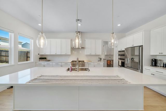 1056 ELITE St, Roseville, CA 95747