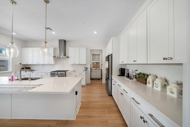 1056 ELITE St, Roseville, CA 95747