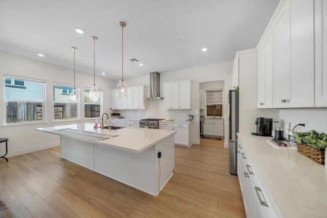 1056 ELITE St, Roseville, CA 95747